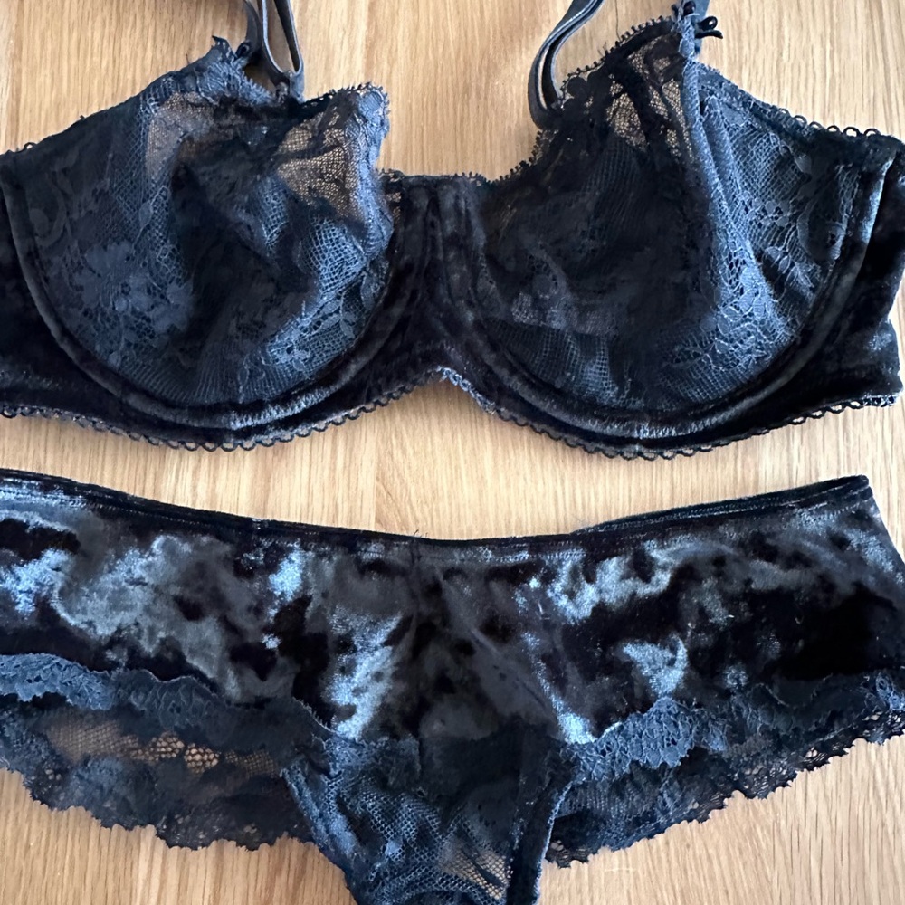 Victoria Secret Lace & Velvet Underwire Bra and Hipster Panty Set